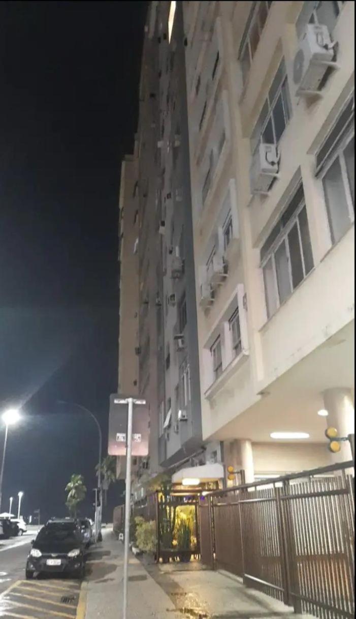 Em Copacabana Perto Da *